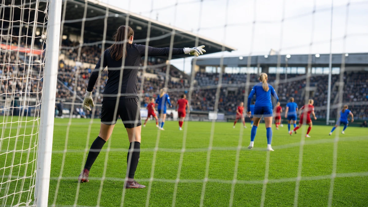 Spelmoment från en damfotbollsmatch i Damallsvenskan.
